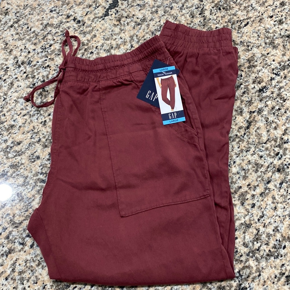 NWT Gap Tencel Jogger Size Large
